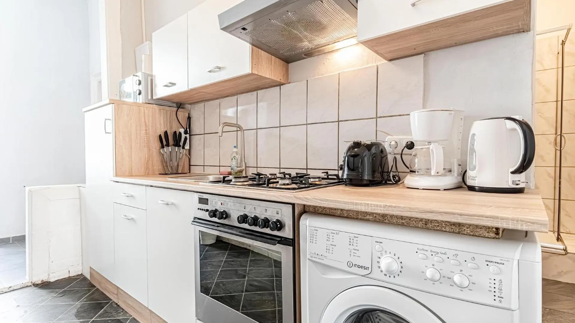 Apartment Budget-Friendly 2Br & 1Lr, Central Vienna Delight