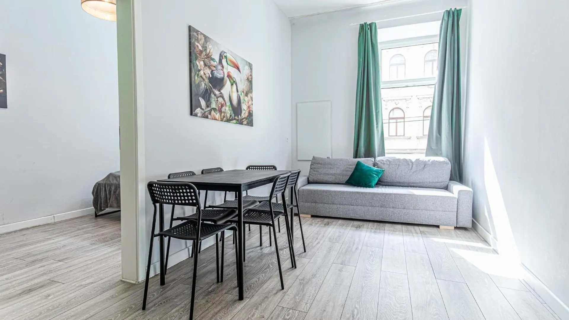 Budget-Friendly 2Br & 1Lr, Central Vienna Delight Apartment