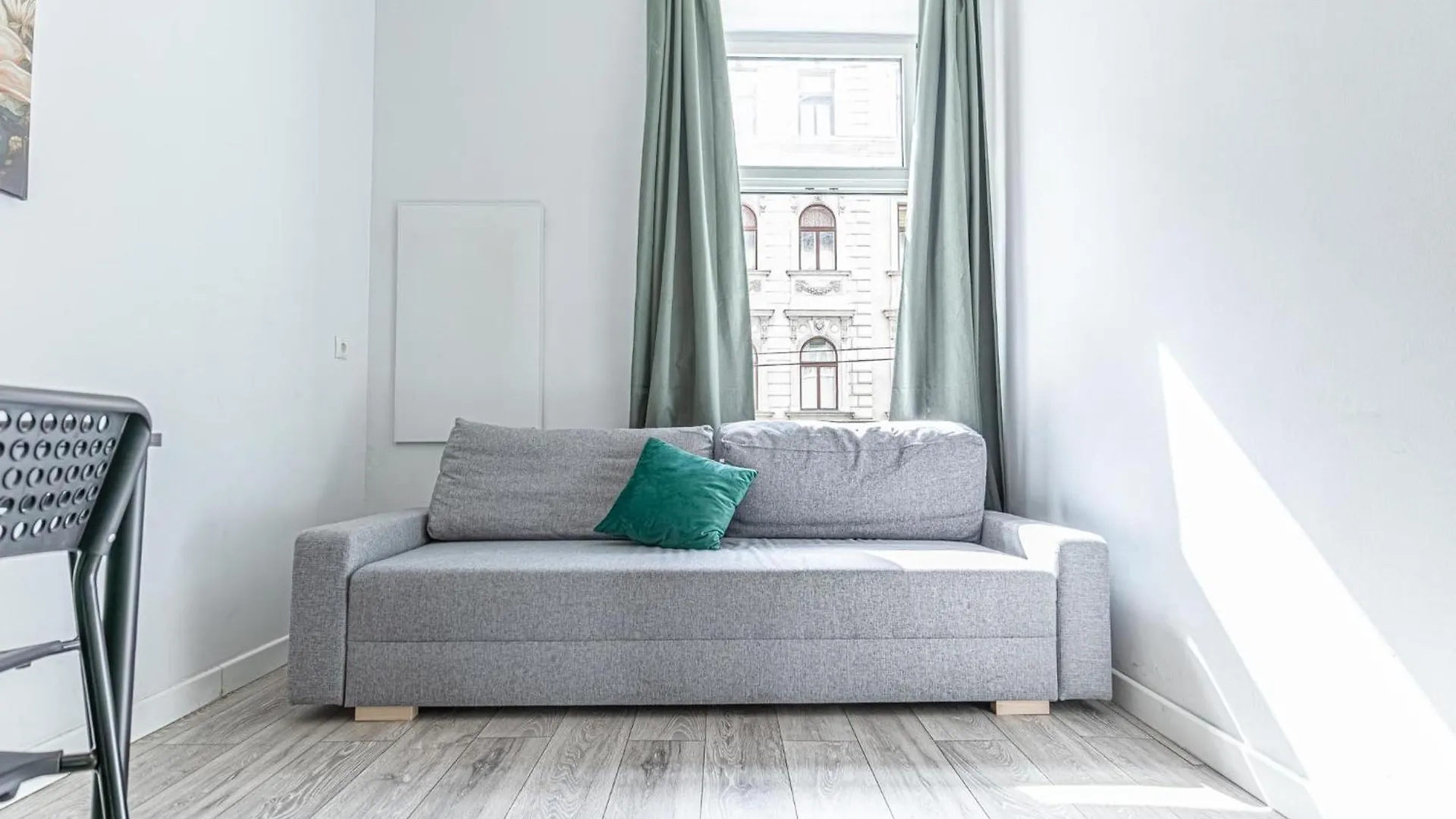 Budget-Friendly 2Br & 1Lr, Central Vienna Delight 0*,