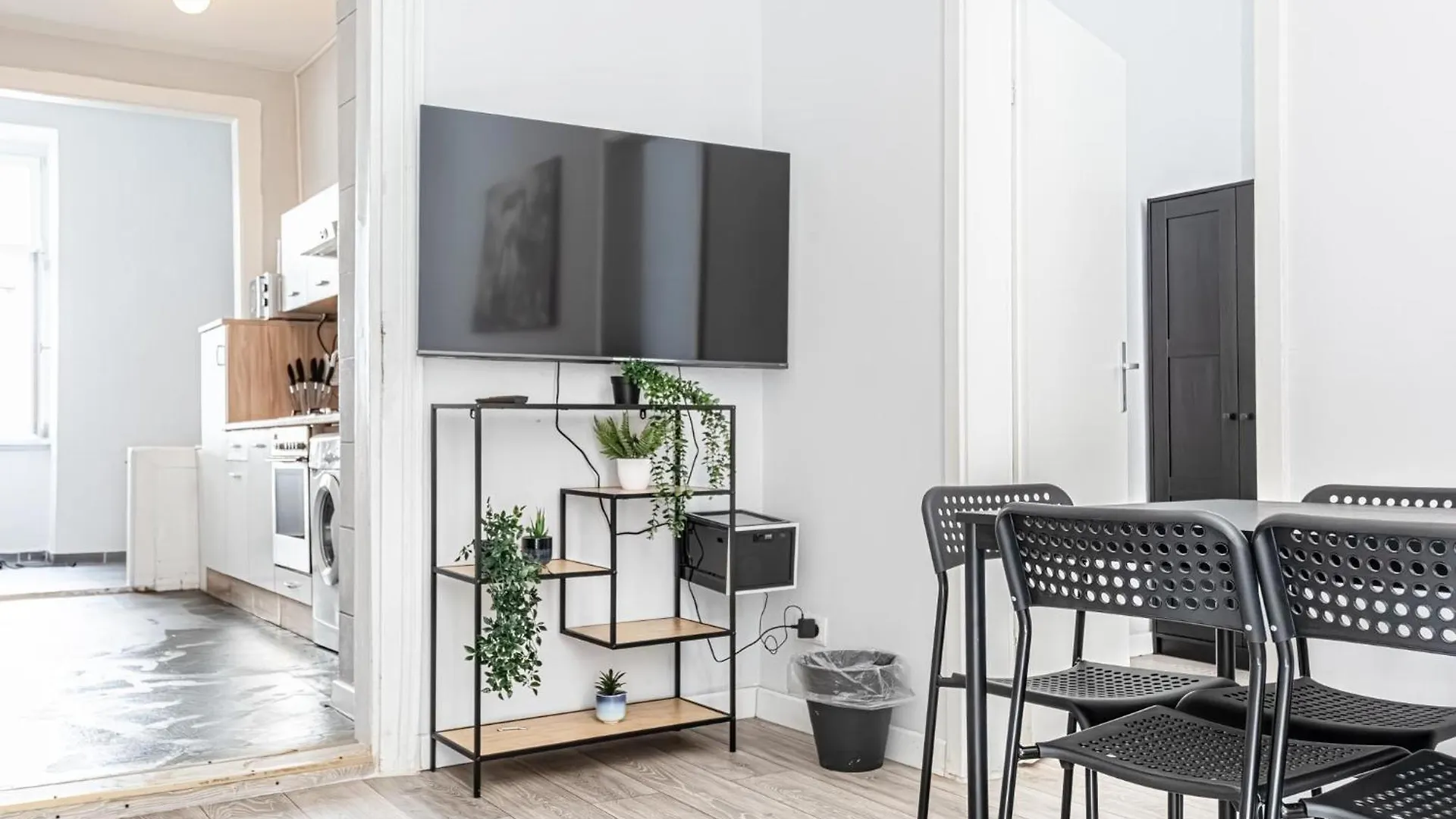 Budget-Friendly 2Br & 1Lr, Central Vienna Delight