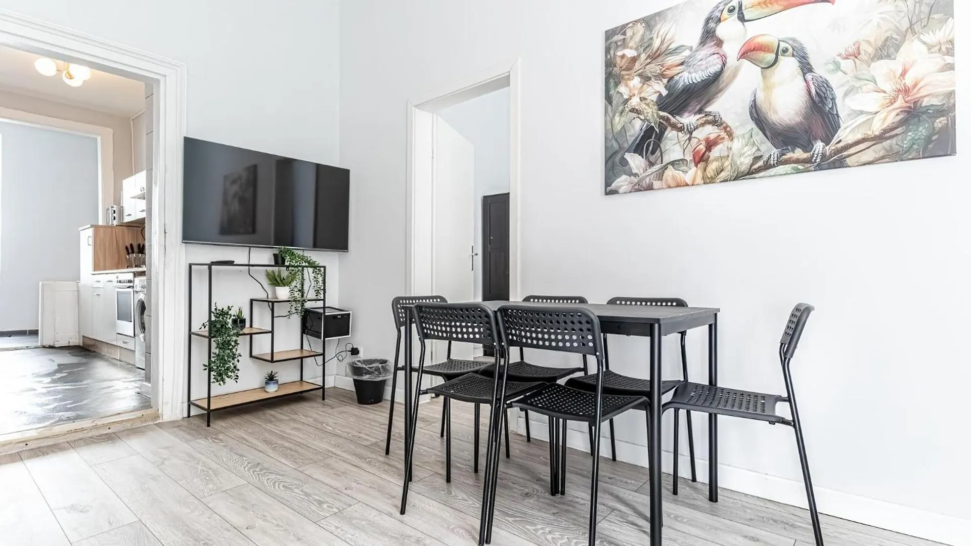 Budget-Friendly 2Br & 1Lr, Central Vienna Delight Apartment