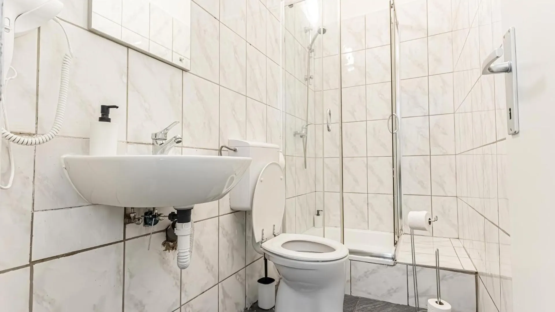 Budget-Friendly 2Br & 1Lr, Central Vienna Delight 0*,  Austria