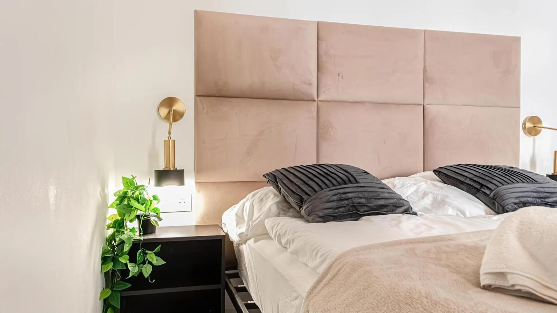 Apartment Budget-Friendly 2Br & 1Lr, Central Vienna Delight