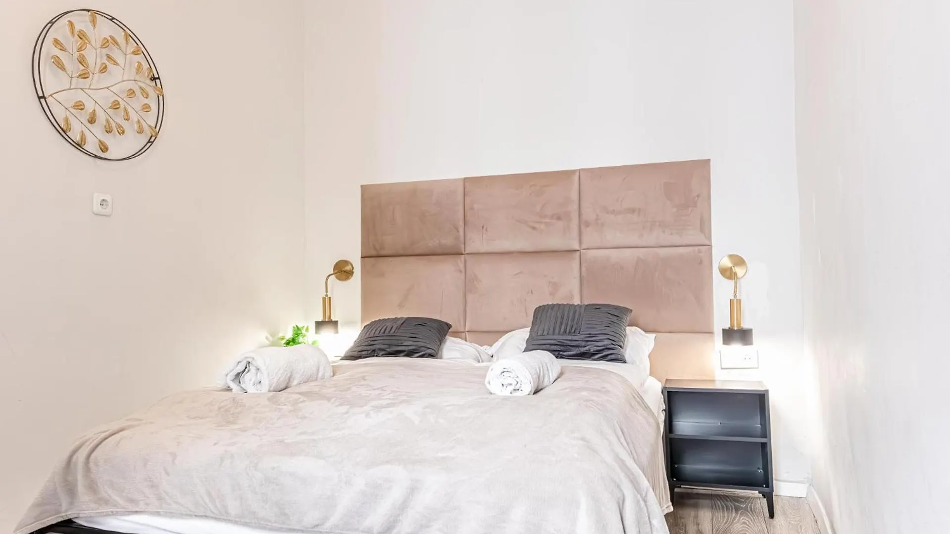 Budget-Friendly 2Br & 1Lr, Central Vienna Delight Apartment